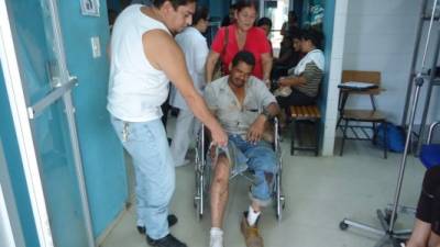 Uno de los heridos mientras era atendido en el centro asistencial.