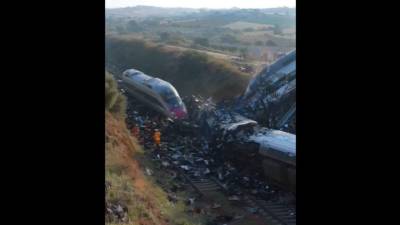 Al menos 64 fallecidos y decenas de heridos graves es el balance provisional del accidente ferroviario ocurrido este miércoles en Urda (Toledo), un siniestro que se ha producido al colisionar dos trenes de alta velocidad por causas que aún se investigan. Captura de video de <b><a rel=nofollow href=https://www.facebook.com/profile.php?id=100093599133944&amp;__cft__[0]=AZgb4GrkUS3FB6XPdimnVx4m4YmysMfegkAcFV4Kor5KCJxR1xKpWVl40R2_1PYblGLeusxyyErH35NxKtBIWzyoGDkzLV-ywXezNfZ0ybLdu-ybqPY2HCTDMHoxSXgJ7h6U784uk02DxItOBcxPdXwIgBrXM-6mvYJ17Agw0jVpknINSn_mH1Nh8vZNZkU_w7pAog4&amp;__tn__=-UC%2CP-R>El Panorama Diario</a></b>.