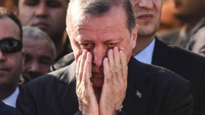 El presidente turco Recep Erdogan en uno de los entierros de las víctimas del pasado viernes. Foto: AFP