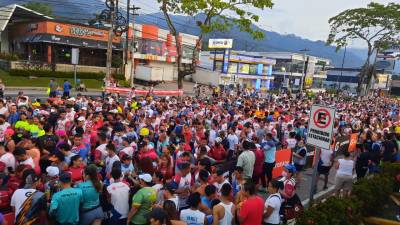 Miles de corredores participaron en la Maratón de La Prensa.
