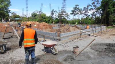 Se trabaja en las bases del edificio en los predios del Seguro Social en La Ceiba.