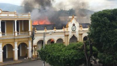 Manifestantes incendiaron la alcaldía de Granada tras los enfrentamientos con las fuerzas de seguridad./ Foto: Twitter @NubiaLety.