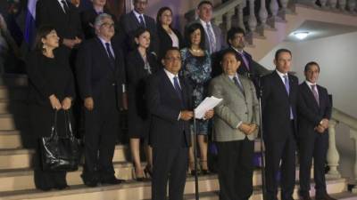 El 5 de octubre de 2015, el jefe de la delegación del FMI, Roberto García-Saltos,con funcionarios hondureños en Casa de Gobierno.