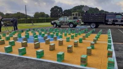 Este martes el director del Servicio Nacional Aeronaval, Juan Manuel Pino Forero, detalló que esa operación se realizó por aire, tierra y mar por más de 10 horas a lo largo del fin de semana y resultó en la interceptación de dos lanchas rápidas. Foto tomada de La Prensa de Panamá.
