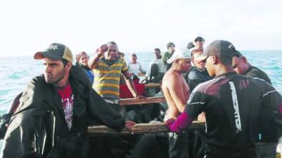 Con varios meses de anticipación, el grupo de balseros cubanos comenzó a fabricar su embarcación. Sin conocimiento técnico construyeron la balsa y en un viaje largo y agotador los trajo a las playas de Puerto Cortés, en la comunidad garífuna de Bajamar. Por la desesperación y el hambre perdieron a uno de sus compañeros, quien no resistió la travesía.