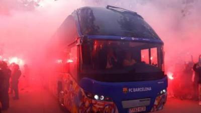 ¡Lo nunca visto! Los aficionados del Barça apedrearon el autobús de su propio equipo en la previa del clásico ante Real Madrid.