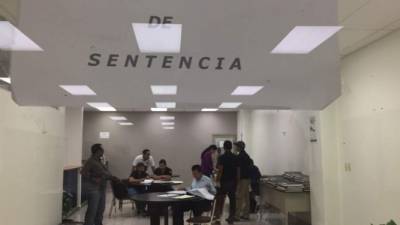 Miembros de la Atic revisan expedientes en el tibunal de sentencia en San Pedro Sula.