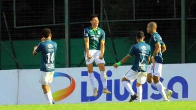 Jugadores del Marathón celebrando el gol de Francisco ‘Chelito’ Martínez ante el Victoria.