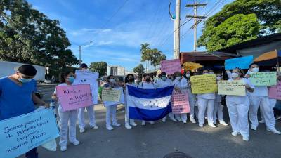 La protesta, donde las enfermeras portaron carteles con sus reclamos, generó congestionamiento en bulevar del norte de la capital industrial.