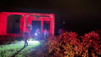 Entre unos matorrales y mal herida fue hallada la joven por agentes policiales que escucharon los gritos.