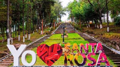 El rótulo “Yo ❤️ Santa Rosa” recibe a los visitantes al pie de las emblemáticas gradas del parque ecológico, rodeado de pinos y áreas verdes que caracterizan a esta ciudad de occidente, conocida como la capital del buen café.