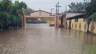 En la entrada a la residencial Las Acasias, que enlaza a barrios como El Barro, Corocol, Emanuel, entre otros, no hay pasada.