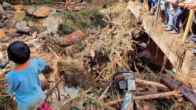 Muere niño luego que una quebrada arrasara su casa