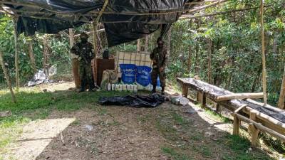 La Policía Militar localizaron este viernes ocho manzanas cultivadas con arbustos de hoja de coca y un laboratorio supuestamente dedicado a procesar este tipo de droga.