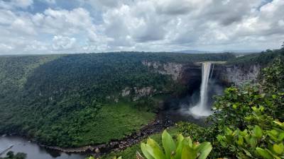 El Esequibo es un territorio de casi 160.000 kilómetros cuadrados, rico en petróleo y que tiene yacimientos de carbón, piedras preciosas y es una importante reserva de flora y fauna.