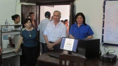 El presidente del Congreso, Mauricio Oliva, donó computadoras a la bibliotecamunicipal.
