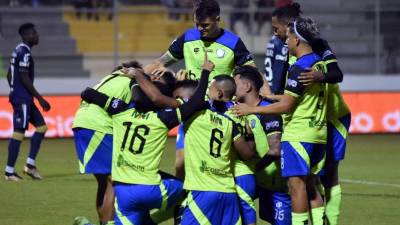 Cristian Cálix celebrando con sus compañeros el gol que ha marcado frente al Motagua.