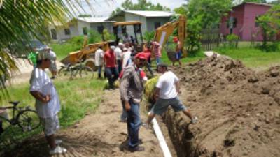 Las cuadrillas municipales trabajan en la limpieza de los drenajes y cunetas.
