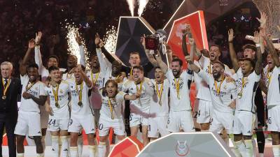 Los jugadores del Real Madrid celebrando con el trofeo de la Supercopa de España.