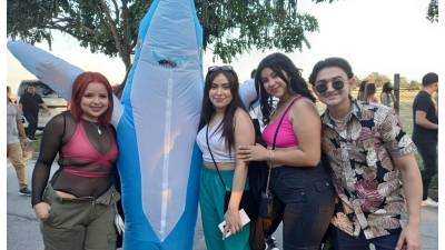 El Tiburón llegó acompañado por tres hermosas chicas y su amigo.