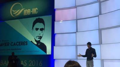 Javier Cáceres expone sobre su proyecto en la asamblea general del BID en Bahamas.