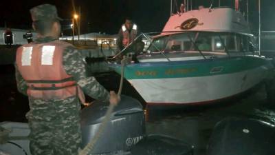 Los seis tripulantes, que fueron puestos a salvo, se transportaban en dos embarcaciones, dijeron las autoridades.