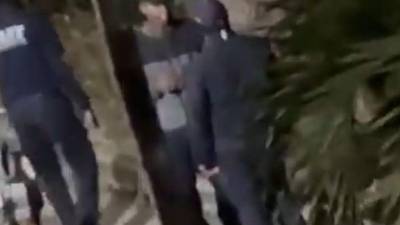 Captura de panatalla del video donde policías venezolanos encapuchados asedian la Embajada de Argentina en Caracas, Venezuela.