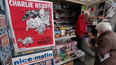 Puesto de venta donde de aprecian ejemplares de Charlie Hebdo.