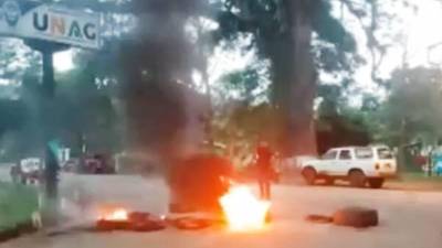 Los estudiantes denuncian reelección ilegal del rector.