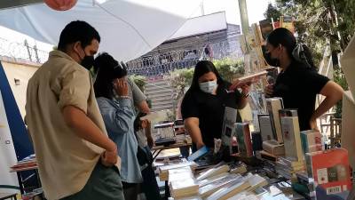 Asistentes observan libros durante la “Primera expoventa de libros 2022”, en Tegucigalpa.
