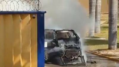 Vista de las llamas del incendio de la camioneta.