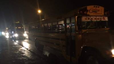 Un conductor frente al Campo Agas envió una fotografía de la larga fila que se ha hecho en la salida de San Pedro Sula.