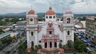 La catedral San Pedro Apóstol, dedicada al patrón San Pedro Apóstol, que es el patrón de la diócesis, de la parroquia y de la ciudad, es un lugar insignia y lleno de historia en San Pedro Sula.