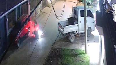 VIDEO: Motociclista se estrella en carro estacionado en la colonia Montefresco