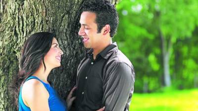 Cuando un hombre atrapa a su pareja mirándolo, él se derrite de amor por ella.