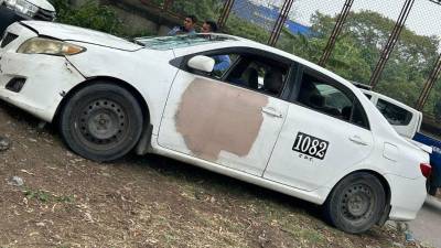 Taxi que era conducido por Claudio López, víctima de un crimen en San Pedro Sula.