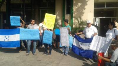 Doctores y pacientes han protestado para pedir más medicinas.