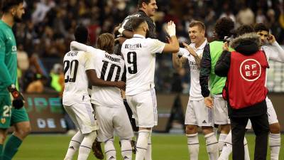 Jugadores del Real Madrid celebrando tras ganar al Valencia y clasificar a la final de la Supercopa de España.