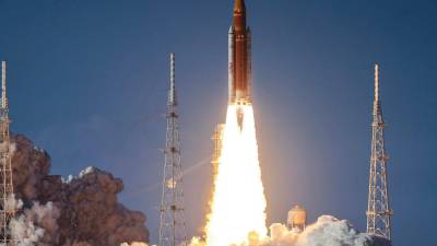 El cohete Space Launch System que transporta la cápsula Orion para la misión Artemis II despega de la plataforma de lanzamiento en el Centro Espacial Kennedy en Titusville.