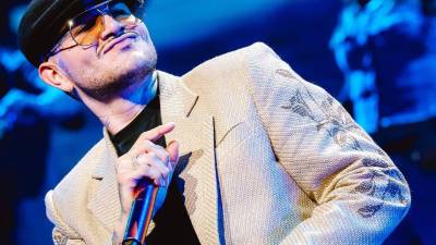 Juan David Loaiza Sepúlveda, mejor conocido como Kapo, es el artista urbano colombiano que ha conquistado audiencias internacionales gracias a su estilo fresco y ritmos pegajosos. Nacido en El Cabuyal, Valle del Cauca, desde niño mostraba su talento cantando en tiendas y parqueaderos de camioneros a cambio de monedas.