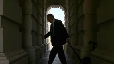 El senador Harry Reid al dirigirse a la Casa Blanca. AFP