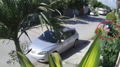 Un sujeto se bajó del carro sin saber que habían cámaras de seguridad en el lugar.