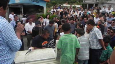 Centenares de personas acudieron al sepelio.