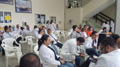 Los médicos se mantienen en asambleas informativas.