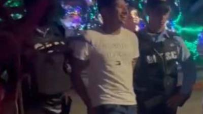 Julio Nahamán Gonzales Molina sonríe al ser capturado por la policía.