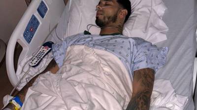 El cantante Anuel AA tras su operación.