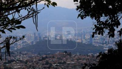 Tegucigalpa lleva varios días cubierta por una espesa nube de humo que ha reducido drásticamente la visibilidad en distintos puntos de la ciudad. Las imágenes captadas muestran una capital opacada, con un aire pesado que se ha vuelto imposible de ignorar.