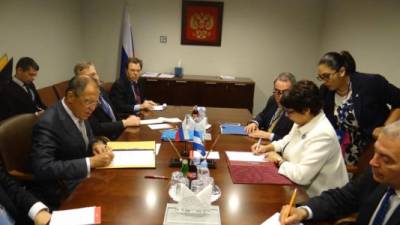 La delegación de Rusia durante la reunión con la canciller Mireya Agüero.