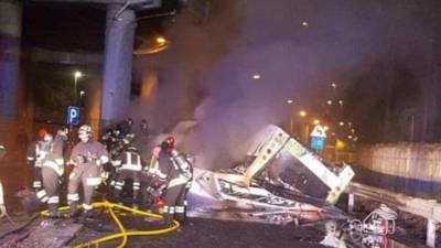 Al menos 21 personas han muerto en el accidente de autobús, ocurrido en Mestre (noreste de Italia), después de que el vehículo en llamas cayese desde una rampa de la carretera.