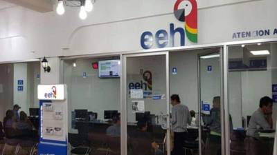 Abonados de la Enee en una oficina de reclamos de la empresa concesionaria.